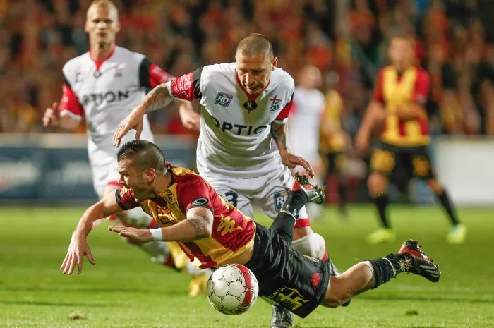 Un défenseur bulgare boit une bière en plein match