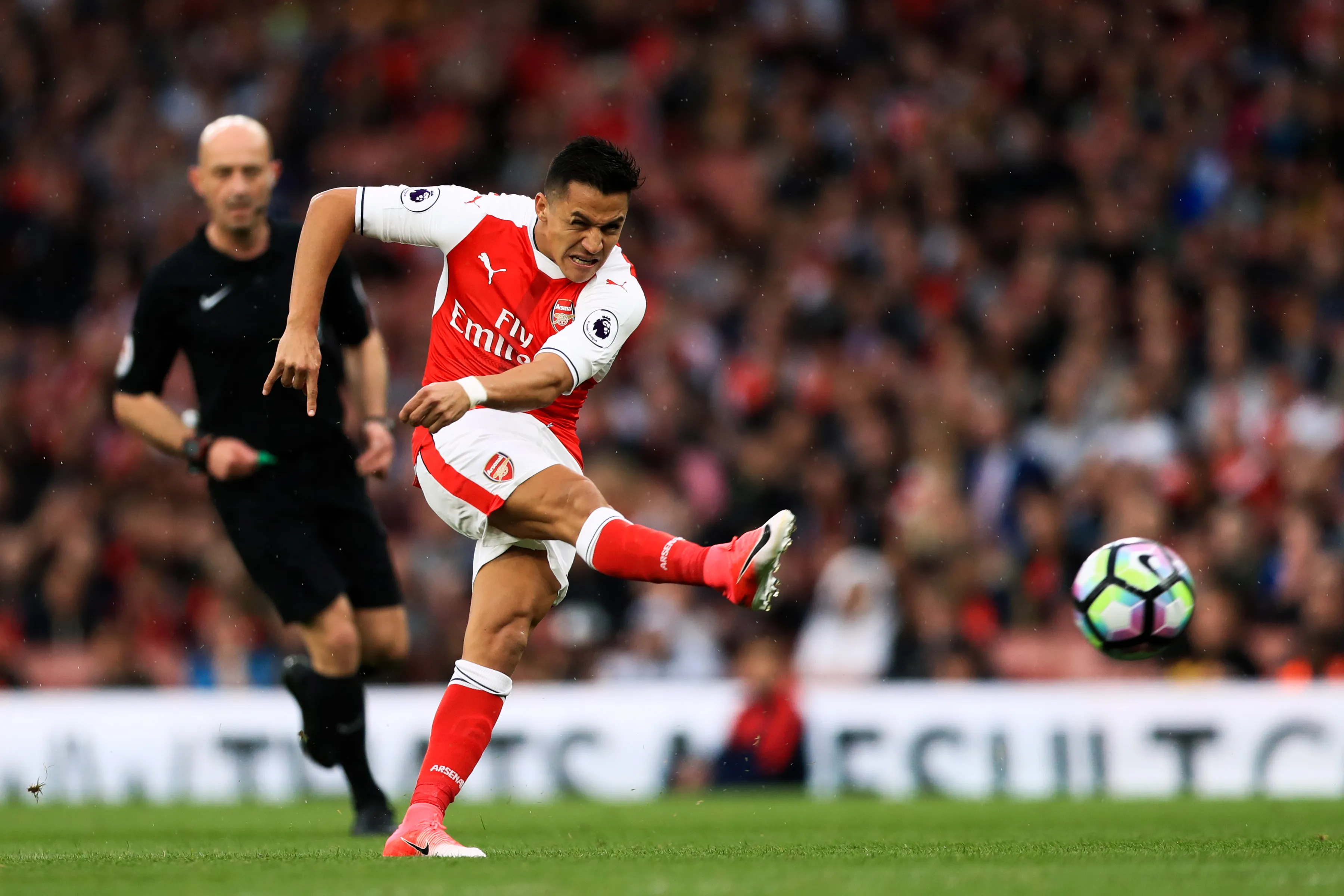 Grâce à Sánchez, Arsenal reste dans la course pour la Ligue des champions