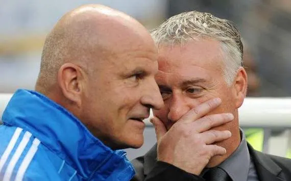 Les joueurs qui parlent avec la main devant la bouche