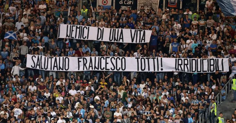 Les supporters de la Lazio rendent hommage à Totti