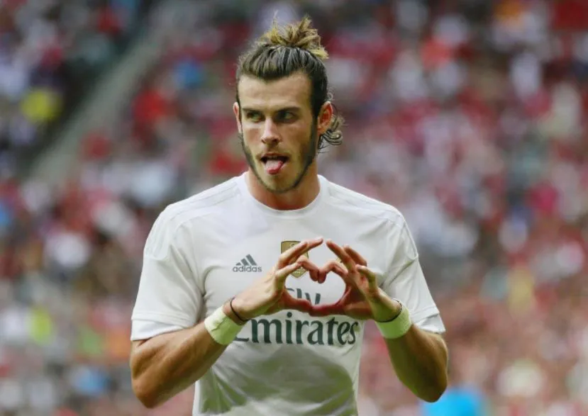 Les joueurs qui célèbrent leur but en formant un cœur avec les doigts