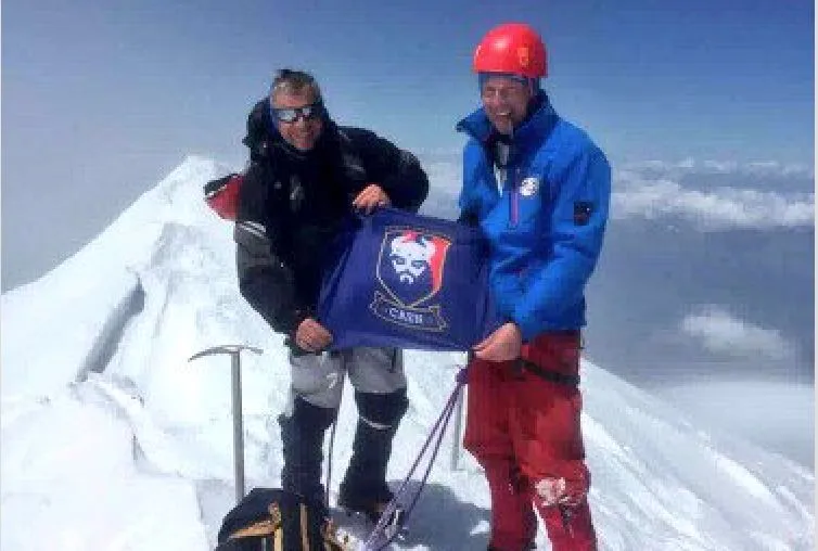Un supporter du SM Caen plante le drapeau du club sur le mont Blanc