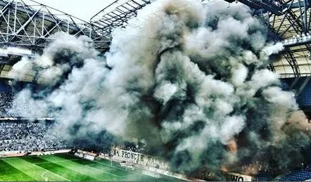 Les énormes fumigènes du Lech Poznań