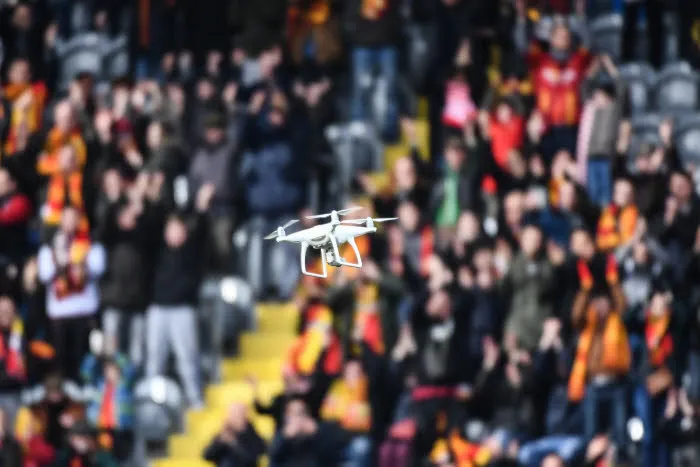 Un supporter argentin dégomme un drone