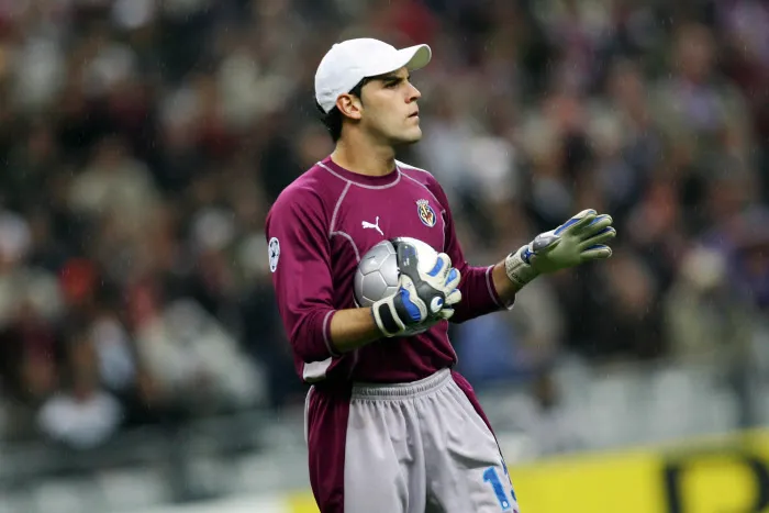 Les gardiens de but sont-ils plus forts avec une casquette ?