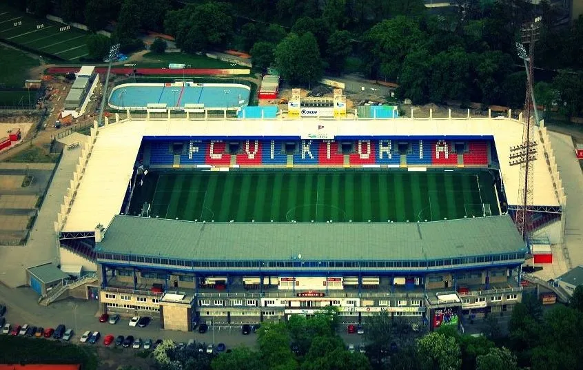 Des bancs en forme de bière au Viktoria Plzen