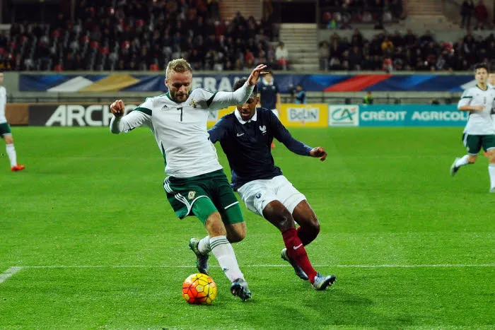Un joueur nord-irlandais fait croire qu&rsquo;il signe au Barça