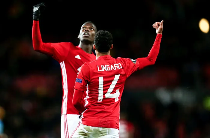 Lingard tape un foot avec des gosses hystériques