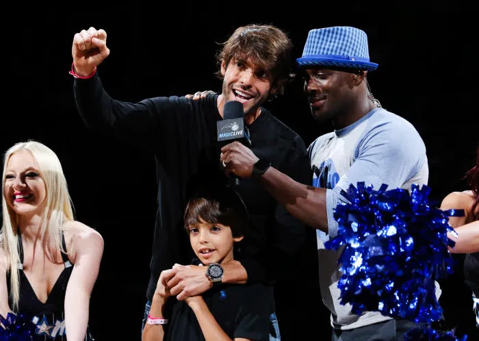 Suspendu, Kaká regarde un match avec ses supporters