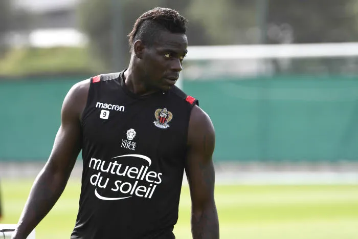Balotelli suit la qualification de Nice avec des supporters