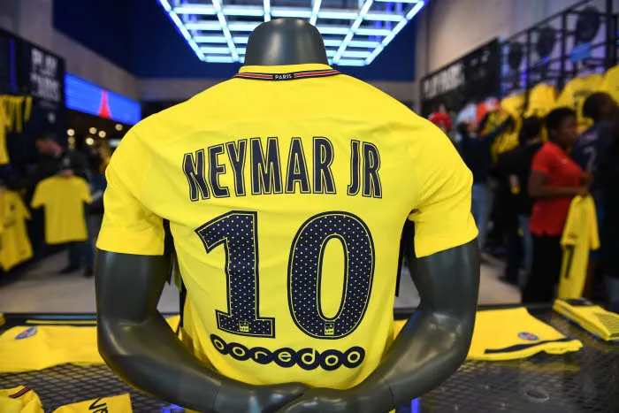 Suivez en direct la présentation du beau Neymar
