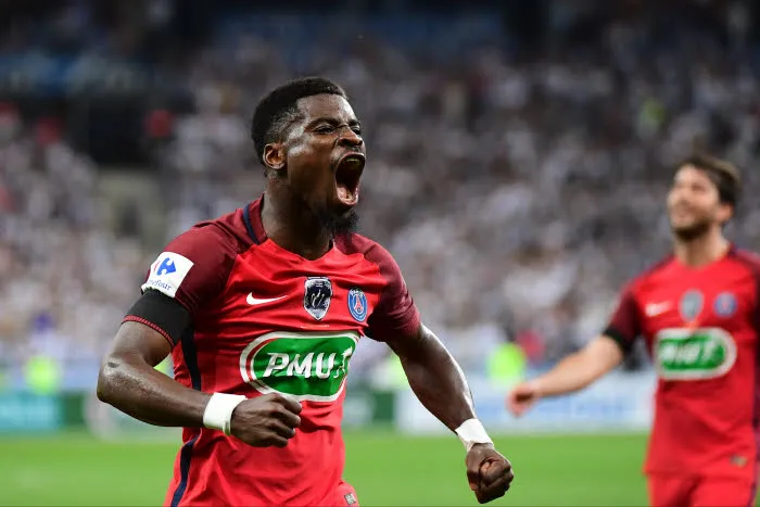 Serge Aurier rend hommage au PSG