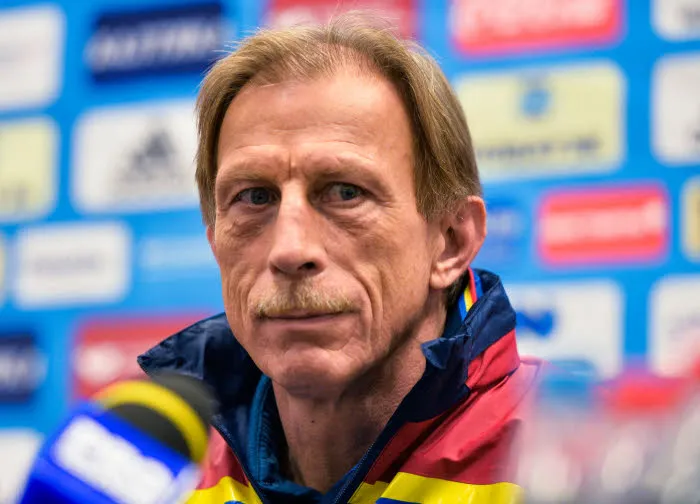 Une canne à pêche offerte au sélectionneur de la Roumanie