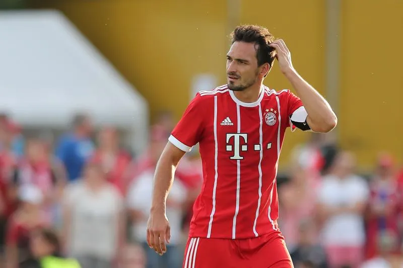 Hummels grondé pour un plongeon à la piscine