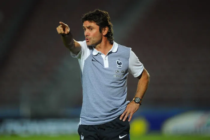 Bleuets : Sylvain Ripoll tape du poing sur la table