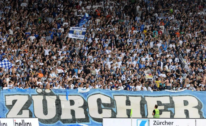 Les ultras de Zürich caillassent des bus de supporters