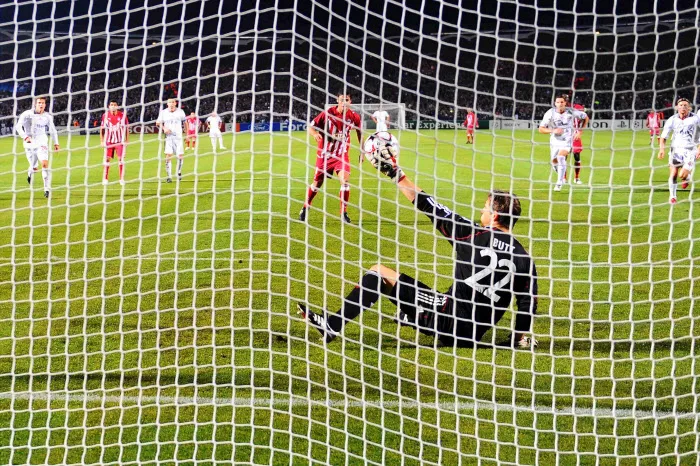Les joueurs qui font des petits pas d’élan sur penalty