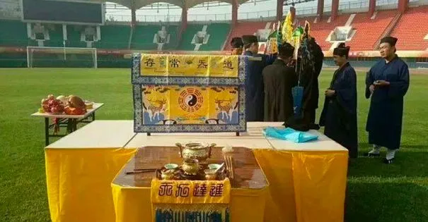 Des rituels taoïstes pour relancer l'équipe