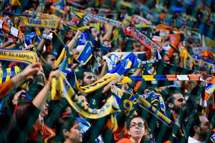 Des supporters de l’APOEL Nicosie dénoncent le colonialisme britannique