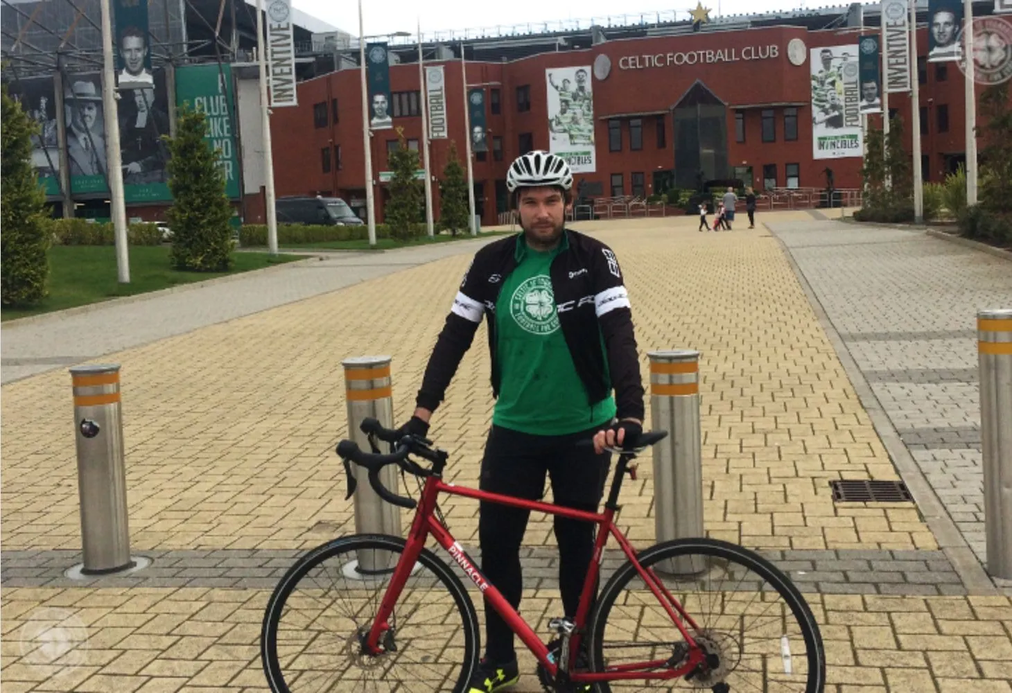 Un supporter du Celtic fait tous les déplacements en vélo pour la bonne cause