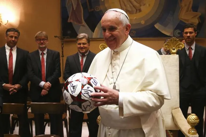 Le FC Barcelone prolonge le pape François