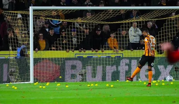 Un match arrêté pour cause de jets de balles de tennis