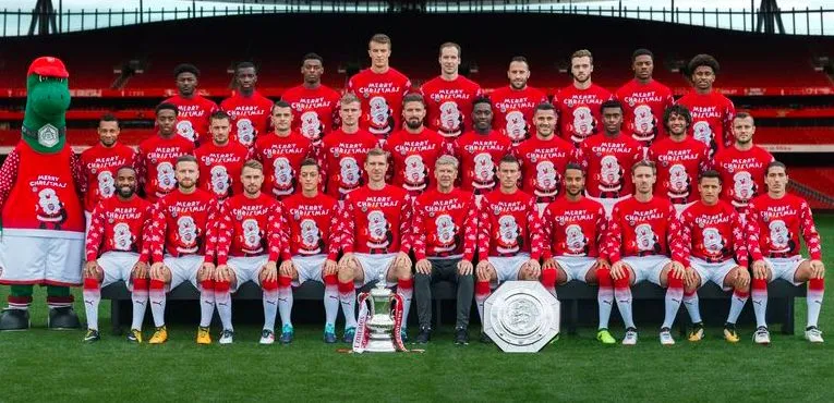 Les joueurs d’Arsenal portent un pull de Noël pour Save the Children