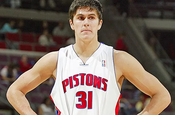 Un ancien joueur de NBA chante avec les fans de l&rsquo;Étoile rouge