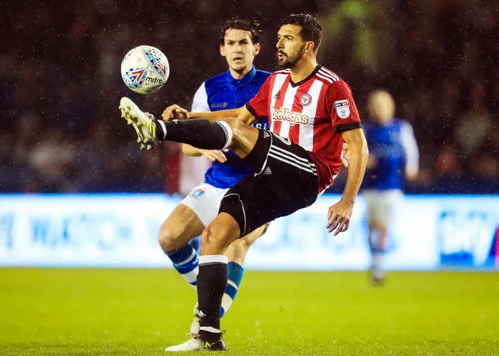 Yoann Barbet humilie un adversaire pendant Brentford-Leeds