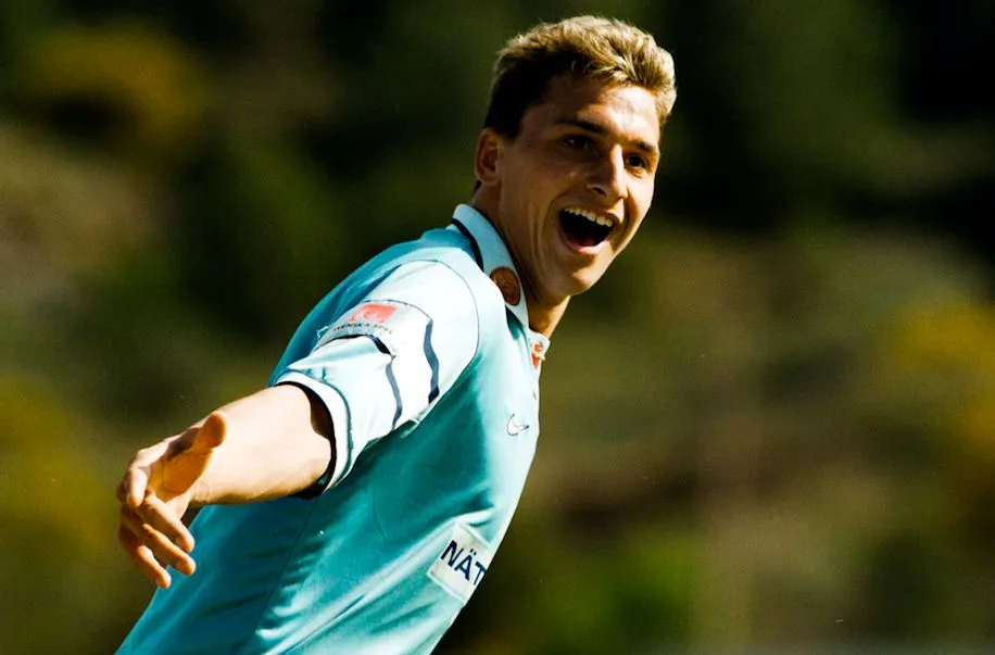 Zlatan remet le trophée de champions de Suède aux joueurs de Malmö