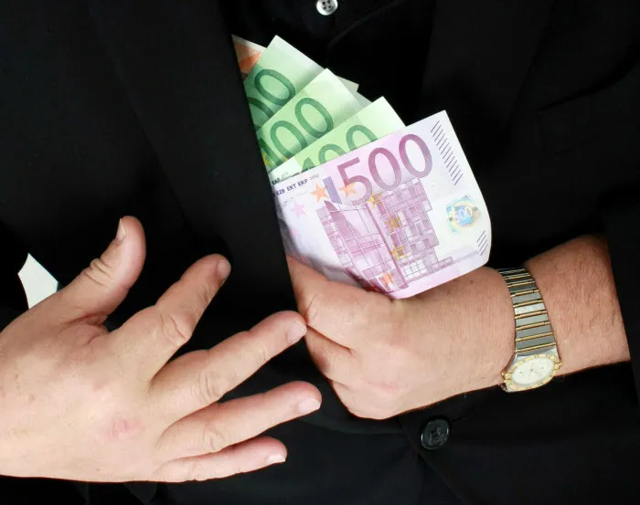 Des députés français proposent de taxer les transferts