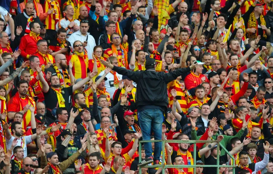 Une banderole lensoise s&rsquo;amuse de la chute de la barrière d’Amiens
