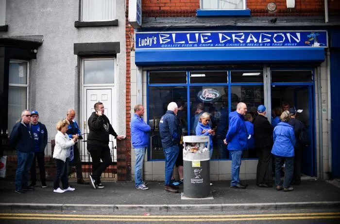 Un jeune stadier trolle les téléspectateurs d’Everton-Arsenal