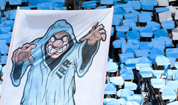 Enquête sur des autocollants montrant Anne Frank avec un maillot de la Roma