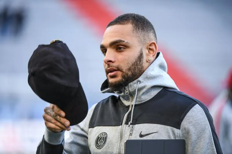 Un supporter file sa casquette au gardien