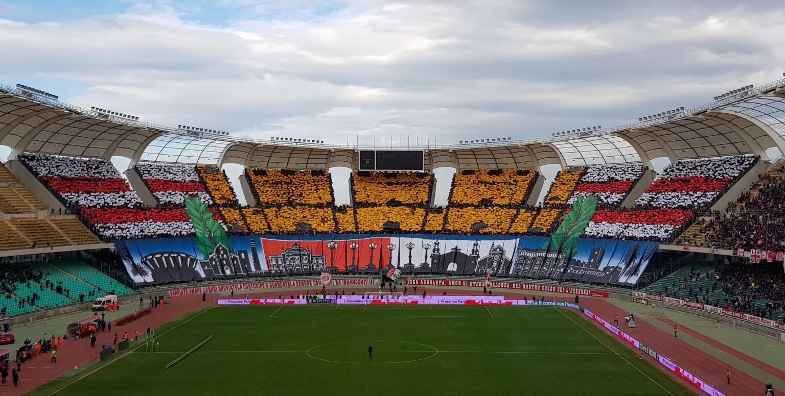 Énorme tifo lors du derby Bari-Foggia