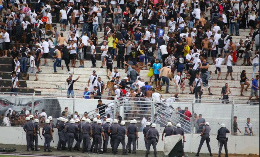 Les supporters du Ponte Preta, relégué, envahissent le terrain