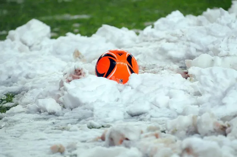 Le FK Željezničar peint ses ballons pour jouer dans la neige