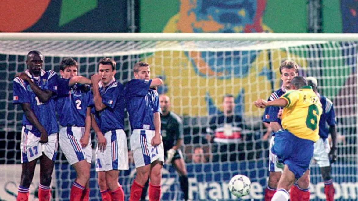 Roberto Carlos avoue que son coup franc improbable était dû au vent