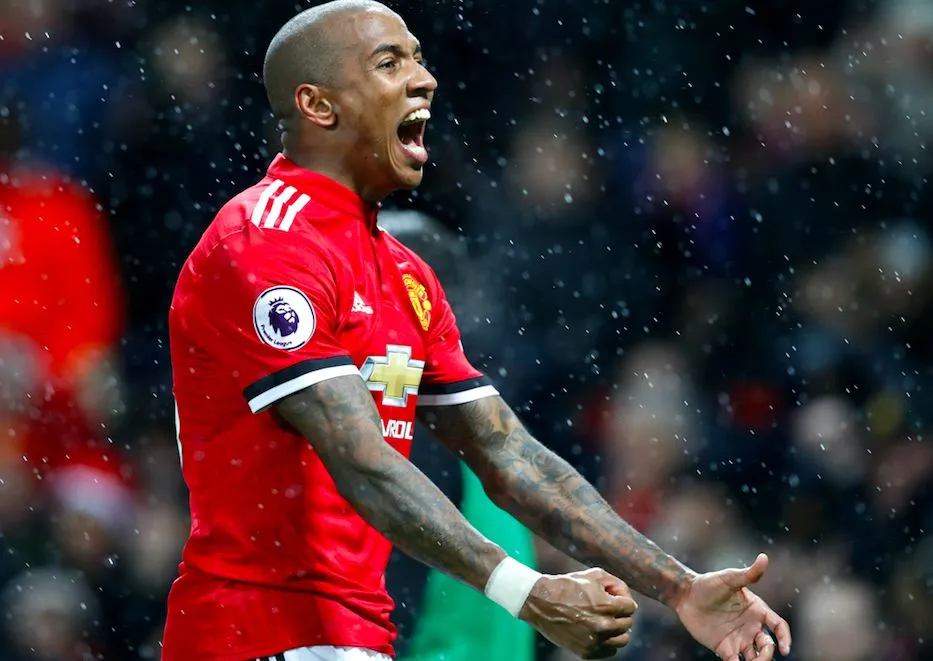 Ce coup franc d’Ashley Young va vous rendre maboul