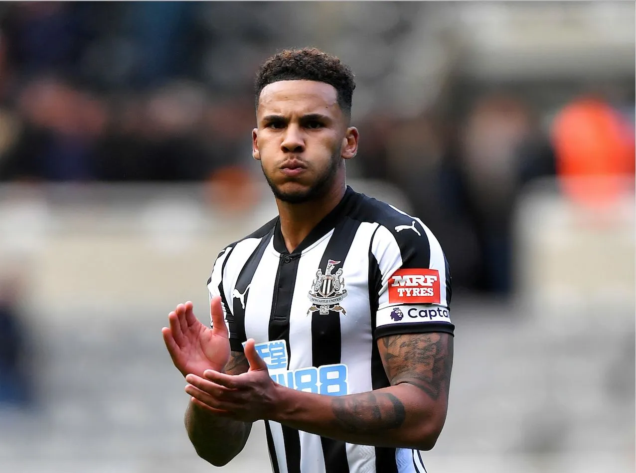 Jamaal Lascelles vient en aide à un ancien soldat amputé