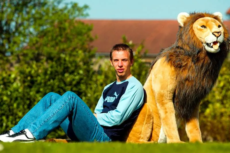 En Belgique, les ultras balancent des peluches