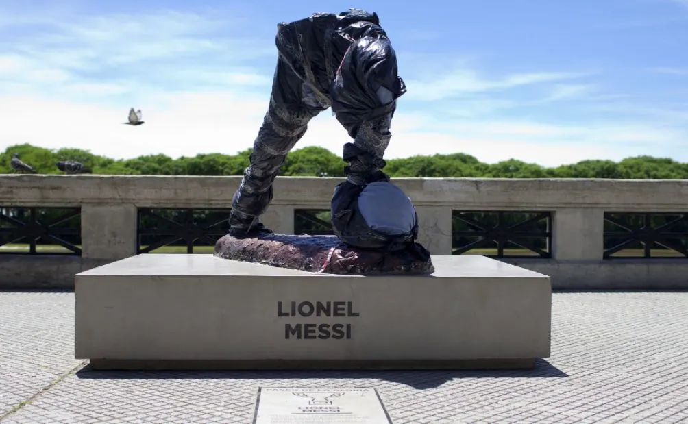Mais qui en veut à la statue de Lionel Messi ?