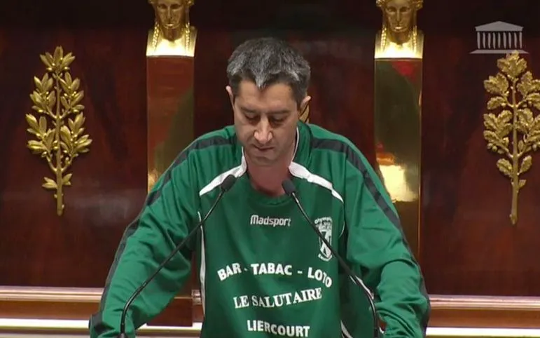 François Ruffin en maillot de foot à l&rsquo;Assemblée nationale