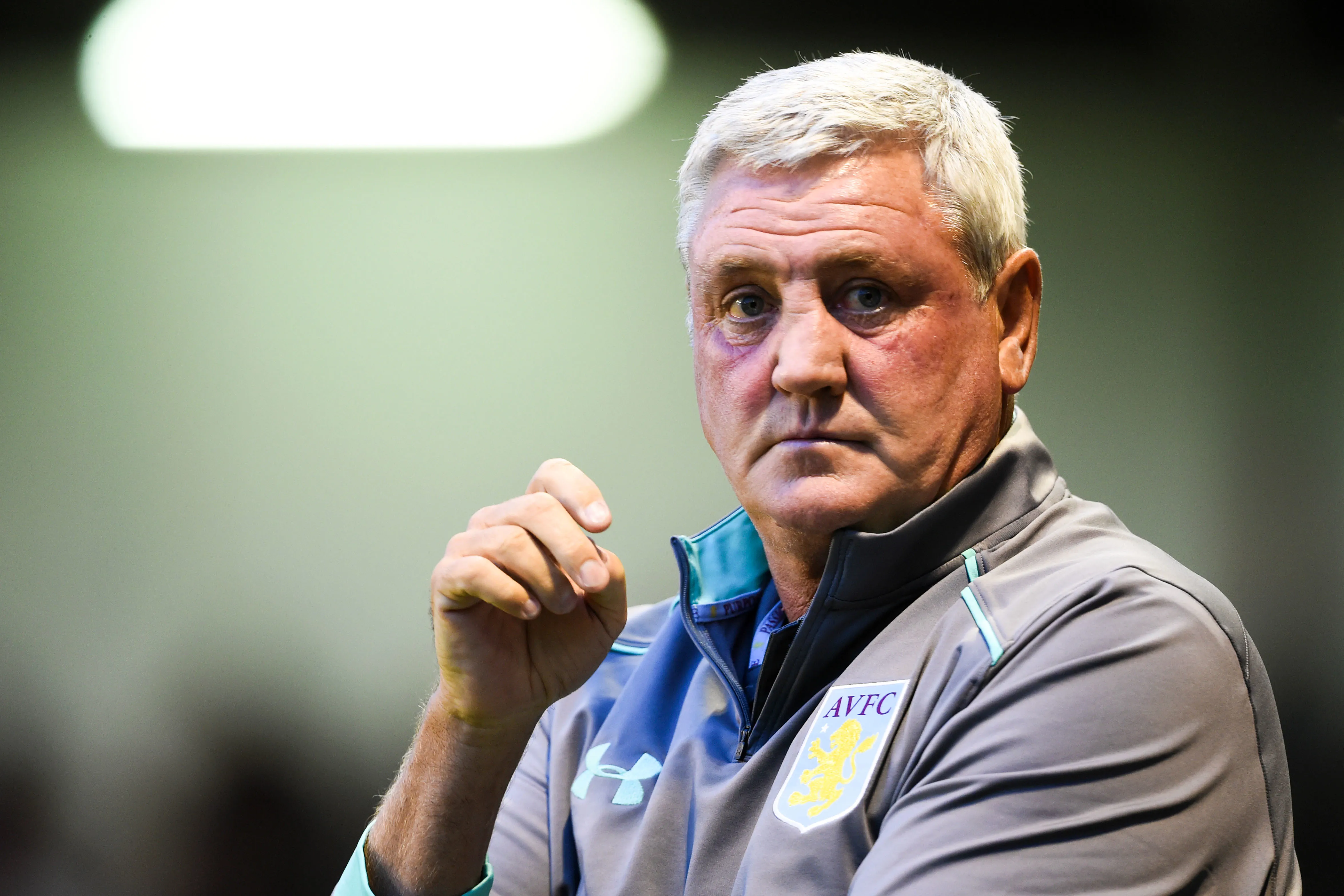 Steve Bruce en conférence de presse avec un enfant handicapé