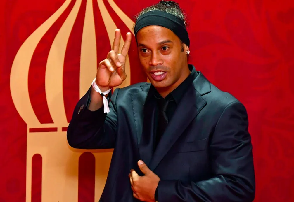 Le lob du milieu de terrain de Ronaldinho lors d'un match de charité