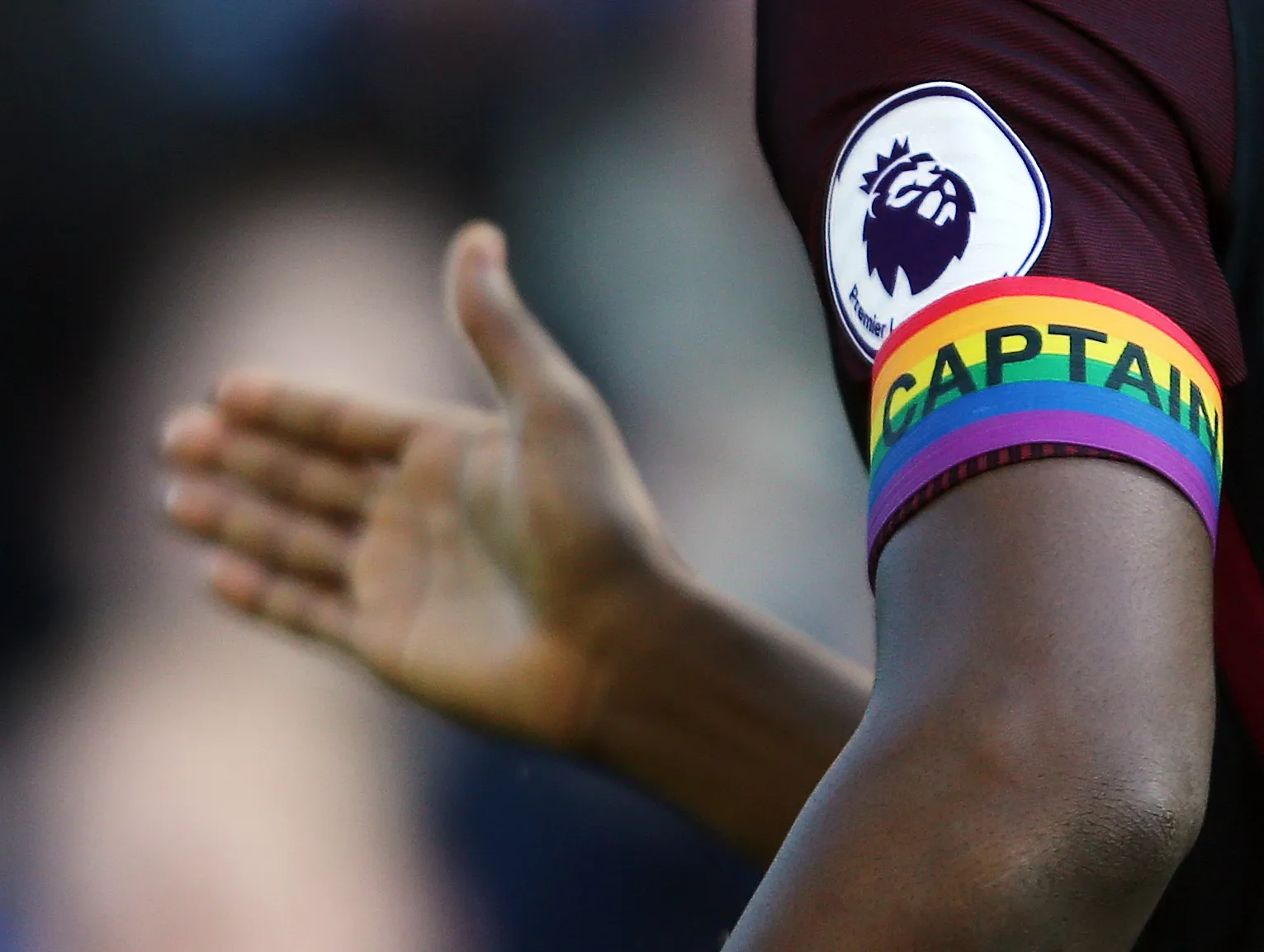 Des drapeaux LGBT sur les poteaux de corner anglais