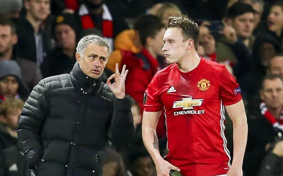 Mourinho récrimine les injections faites à Phil Jones en sélection
