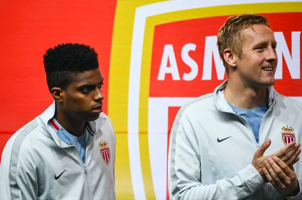 Derrière les nuages