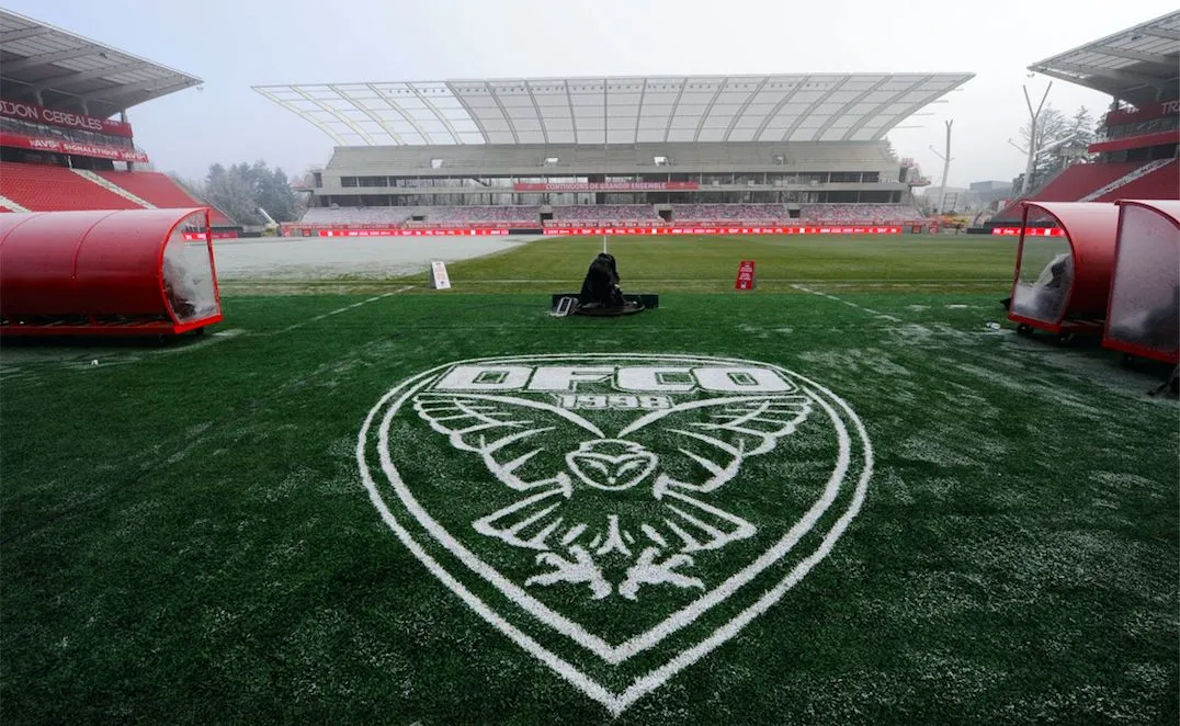 La collaboration plane sur le stade de Dijon